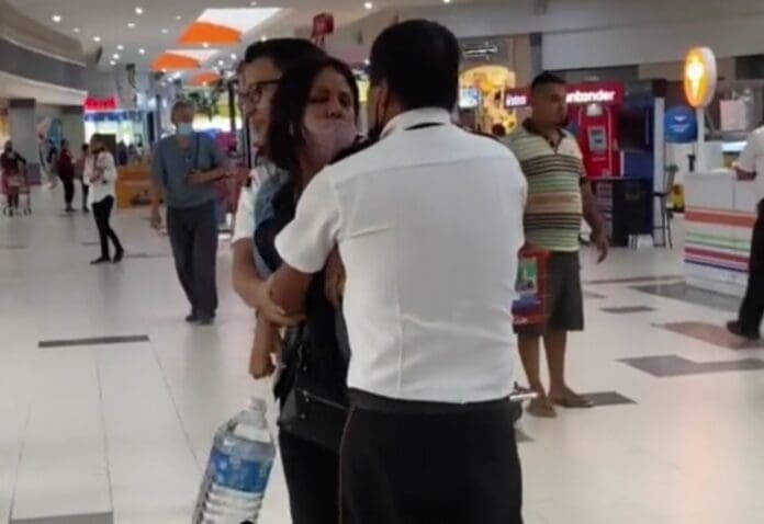 Detienen en Monterrey a dos mujeres que huían con un galón de agua