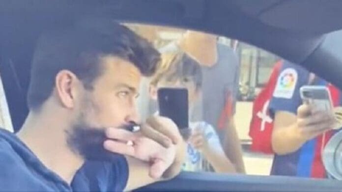 Captan a Gerard Piqué escuchando una canción de Shakira