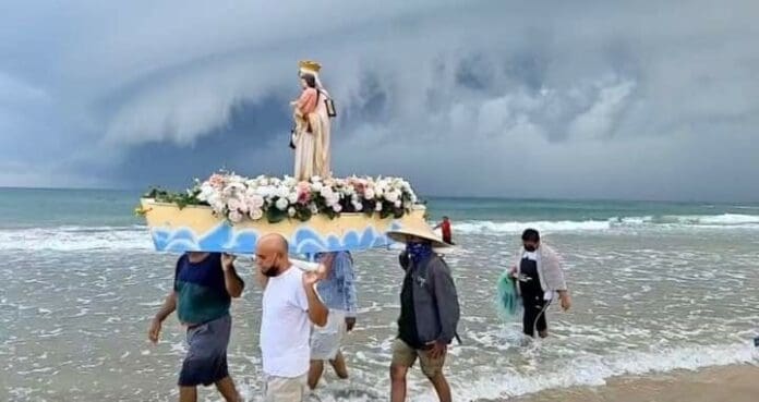 ¿Milagro?, cielo apocalíptico se despeja ante la Virgen del Carmen, sorprendiendo a bañistas en la playa