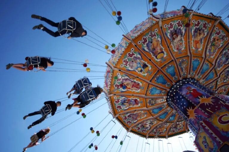 VIDEO: Múltiples heridos tras colapsar carrusel de feria lleno de niños