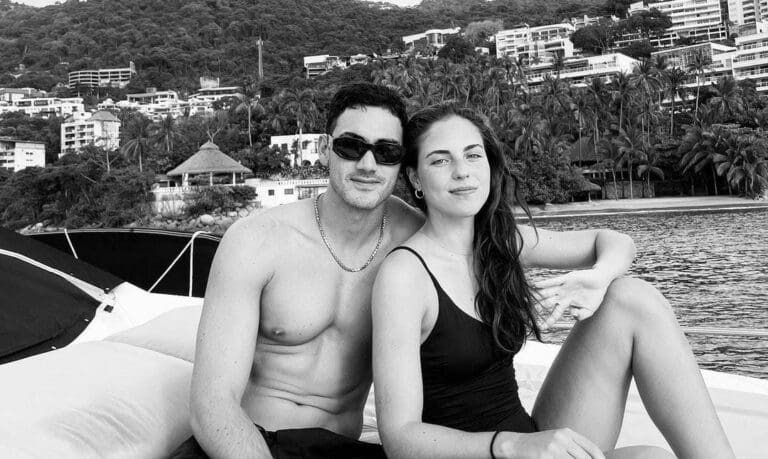 El actor Alejandro Speitzer dio a conocer por medio de una foto quién es su nuevo amor. Aquí te decimos el nombre de esta joven.