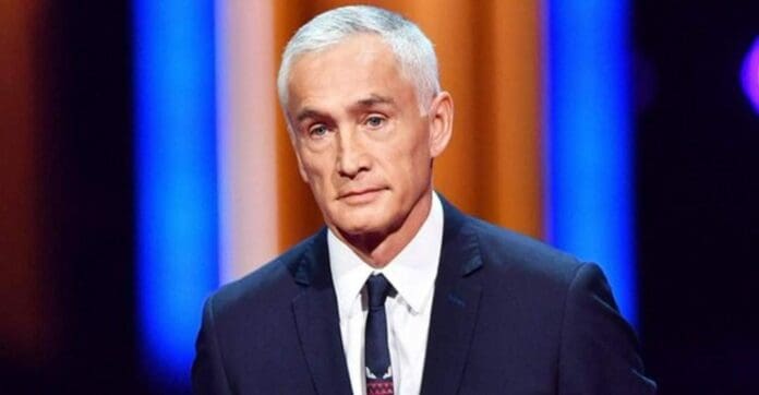 El periodista Jorge Ramos fue insultado por los paisanos que estaban afuera de la Casa Blanca. Le dijeron de todo por criticar a AMLO.