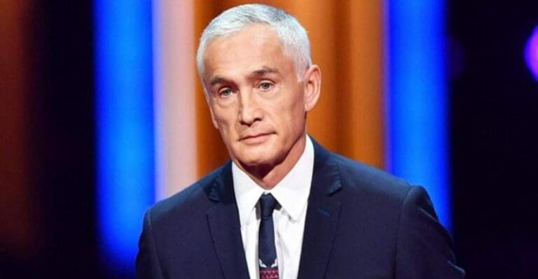 El periodista Jorge Ramos fue insultado por los paisanos que estaban afuera de la Casa Blanca. Le dijeron de todo por criticar a AMLO.