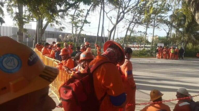 Dos Bocas: Trabajadores protestan por 200 despidos; les ofrecen 3 mil pesos de liquidación