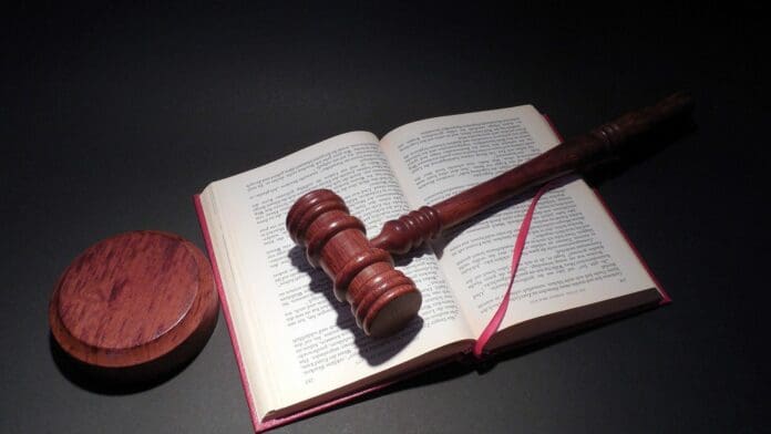 Juez desestima acusación de violación porque víctima se tardó en denunciar