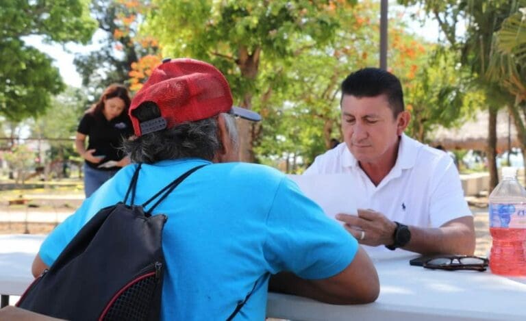 "Chepe" Contreras planea trasladar la bibioteca de Bacalar al mercado municipal; la propuesta ha generado muchas críticas.