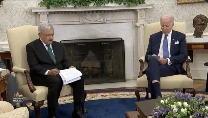 AMLO rompe el protocolo, llega al Despacho Oval cargado de hojas