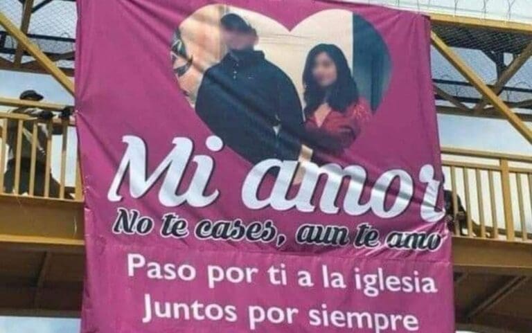 “Mi amor, no te cases, aún te amo”; manda mensaje a su ex en una lona