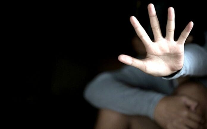 Detienen a hombre acusado de abusar de su hijastra de seis años en Playa del Carmen