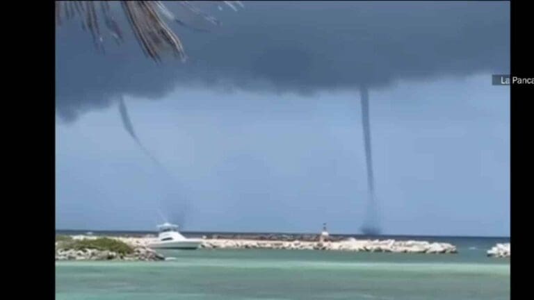 VIDEO: Sorprende doble tromba marina en Puerto Aventuras, Riviera Maya