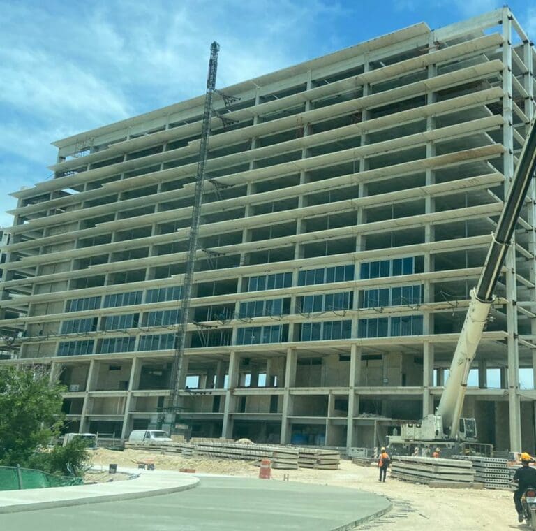 Muere trabajador al caer de 15 metros de altura del hotel Long Island en Cancún
