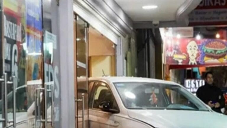 Auto en reversa provoca masivo atropello y deja 15 heridos