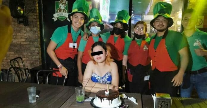 Meseros rescatan a quinceañera de Chetumal que estaba festejando solita