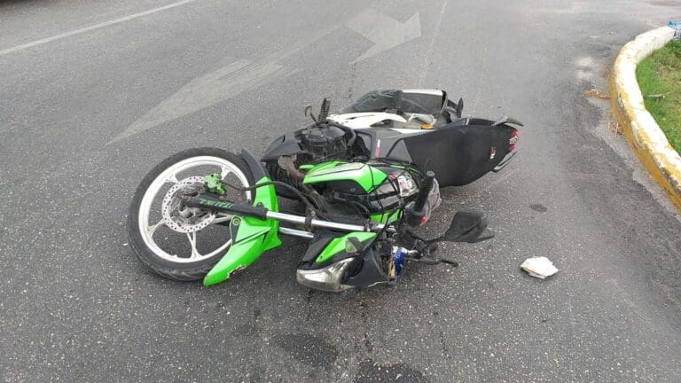 Van se ‘vuela’ un alto y arrolla a motociclista en la avenida Andrés Quintana Roo de Cancún
