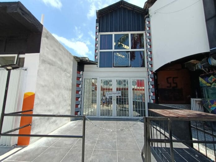 Clausuran dos bares por operar sin permisos en zona turística de Playa del Carmen