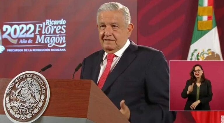 AMLO viajó a Estados Unidos, pero antes habló de Peña Nieto y del actual dirigente tricolor y ex gobernador de Campeche.