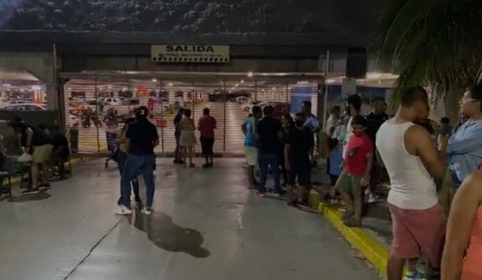 VIDEO: Intentan ver concierto de Gloria Trevi desde Walmart de Playa del Carmen y los encierran
