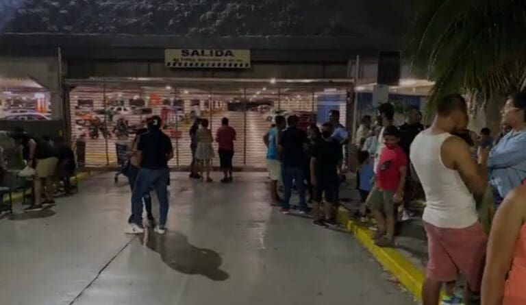 Quisieron estacionamiento gratis en Walmart y se quedan sus autos encerrados por concierto de Gloria Trevi