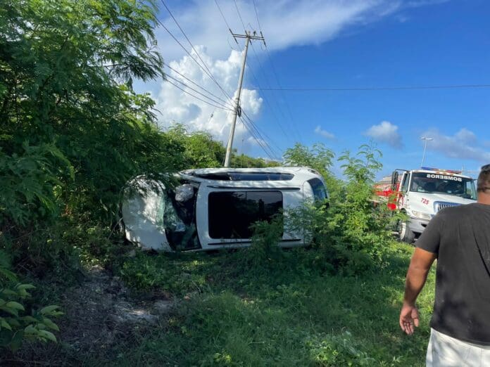 Un accidente ocurrió a la altura de la entrada a Puerto Aventuras; una camioneta se volteó para evitar chocar con otra unidad.