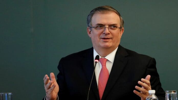 Ebrard se “echa al bolsillo” a los fans de la banda surcoreana BTS