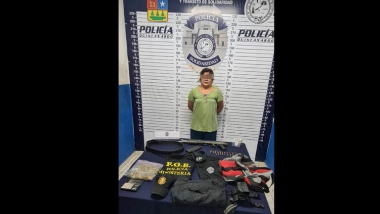 Mujer es detenida con equipo táctico y arma larga en Puerto Aventuras