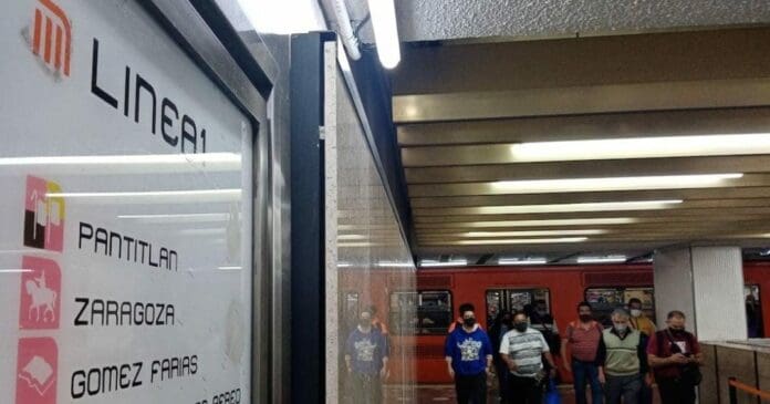 Un sujeto se arrojó a las vías del Metro Pino Suárez de la Ciudad de México la mañana de este domingo; por desgracia murió.