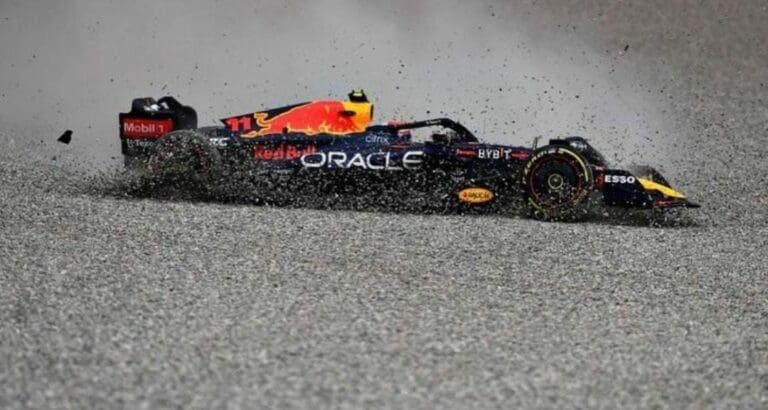 Sergio "Checo" Pérez sufrió un fuerte choque y terminó abandonando el gran premio de este día en el máximo circuito.