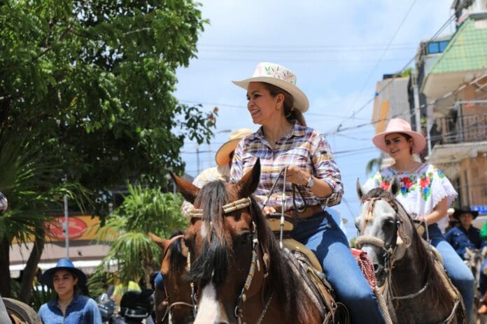 Con la cabalgata urbana inició la Feria del Carmen 2022