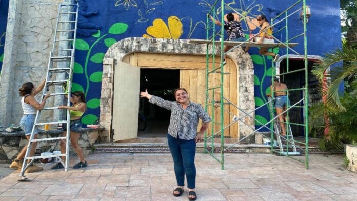 Inaugurará el Mercado Rosa en Playa del Carmen; colectivo de arte realiza el mural de su fachada