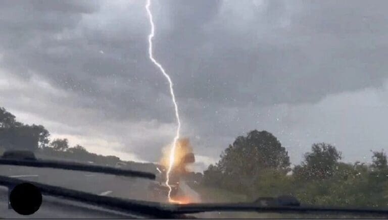 Mujer grabó el momento exacto en que un rayo impactó su carro