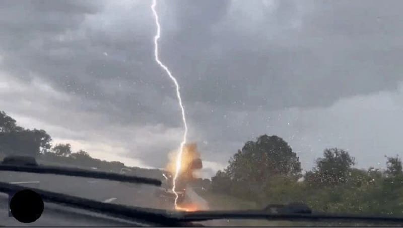 Video: Mujer grabó el momento exacto en que un rayo impactó su carro