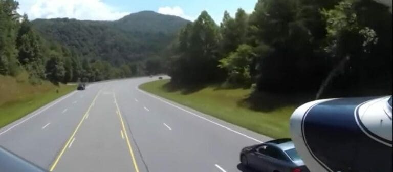 Un piloto aterrizó de emergencia en una carretera de Estados Unidos luego que fallara el motor de su aeronave; por suerte la libró.