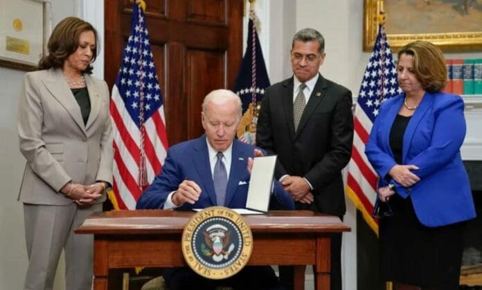 Joe Biden firmó una orden ejecutiva para garantizar el acceso al aborto en su país, tras ser criticado por no hacer nada tras fallo.