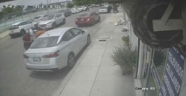 Una cámara de seguridad captó el robo de un auto a plena luz del día; todo ocurrió en unos cuantos segundos. Fue en Culiacán.