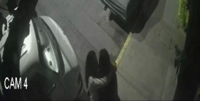 Un sujeto llegó a agredir a dos lesbianas que lo único que estaban haciendo era demostrarse su amor. Hasta les arrojó un ladrillo.