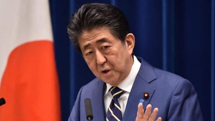 El ex primer ministro de Japón, Shinzo Abe, mientras daba un discurso en la ciudad de Nara, en el oeste de Japón, colapsó inmediatamente