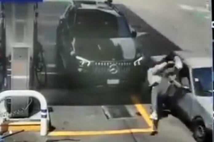 Hombre frustra un asalto al atropellar al ladrón