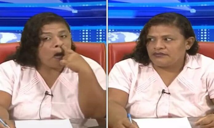 Conductora de noticiero se enoja con camarógrafo porque la grabó picándose la nariz
