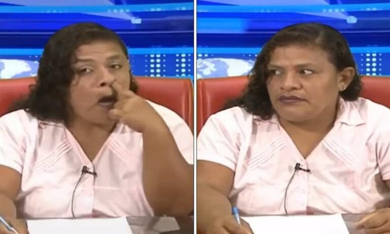 Conductora de noticiero se enoja con camarógrafo porque la grabó picándose la nariz