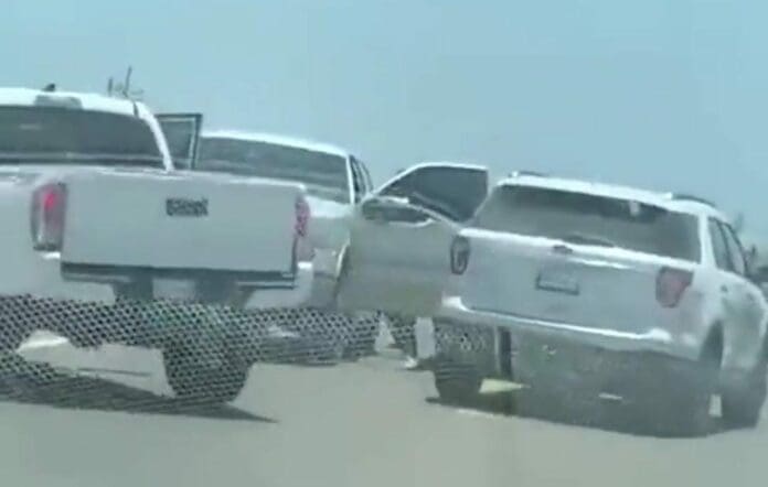 Integrantes de la Columna Armada bloquearon carreteras de Tamaulipas exigiendo la liberación de su líder, acusado de homicidio.