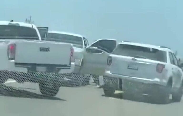 Integrantes de la Columna Armada bloquearon carreteras de Tamaulipas exigiendo la liberación de su líder, acusado de homicidio.