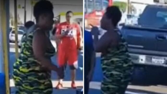 Mujer atacó a vendedora de tacos, le destruyó el puesto y le escupió la comida