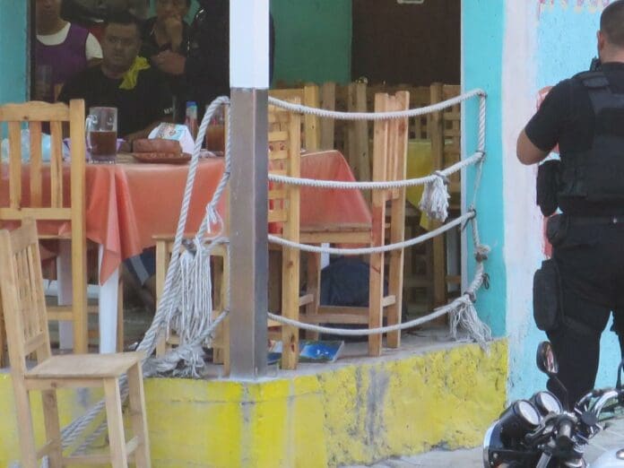 Balean a una cocktelería en Cancún; un hombre muere y dos personas quedan heridas