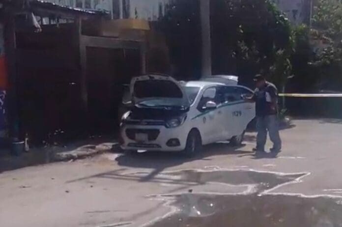 Incendian taxi en Playa del Carmen