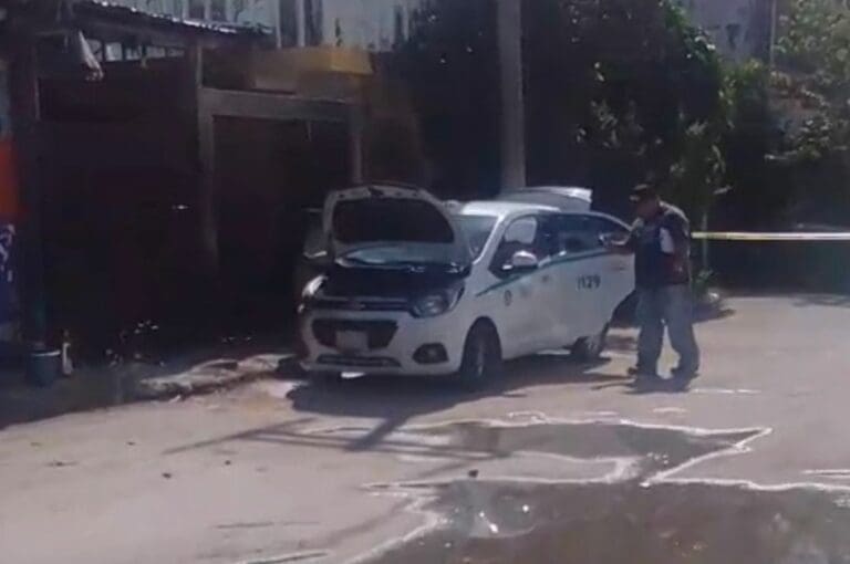 Incendian taxi en Playa del Carmen