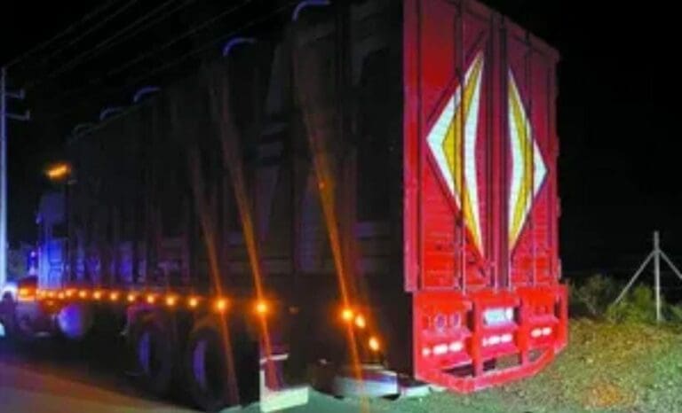 Migrantes hacinados fueron rescatados en Nuevo León. Estaban al interior de un camión torton. Por fortuna esta vez no hubo fallecidos.