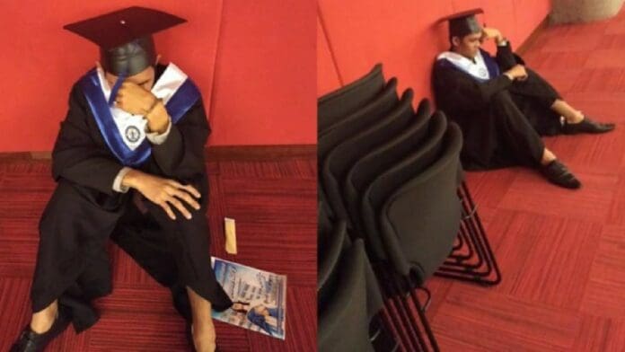 Joven rompe en llanto al notar que su familia no asistió a su graduación