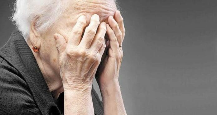 Una abuelita fue víctima de robo en San Luis Potosí; la gente exige justicia ante este indignate caso. Hay video del incidente.