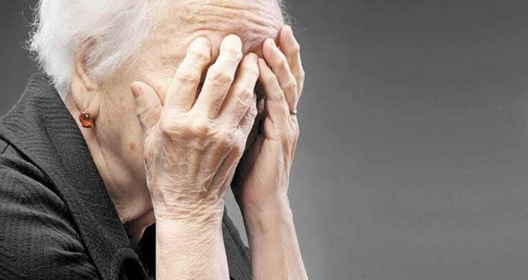 Una abuelita fue víctima de robo en San Luis Potosí; la gente exige justicia ante este indignate caso. Hay video del incidente.