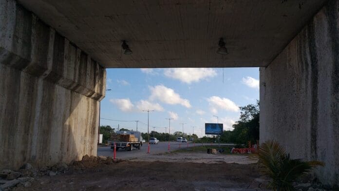 Así es como luce ahora la avenida ya sin la Casa de los Aluxes, emblemática construcción de Cancún. La pequeña pirámide será reubicada. Foto: Agencia SIM